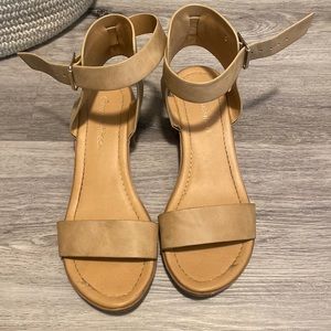 Women’s sandles size 6